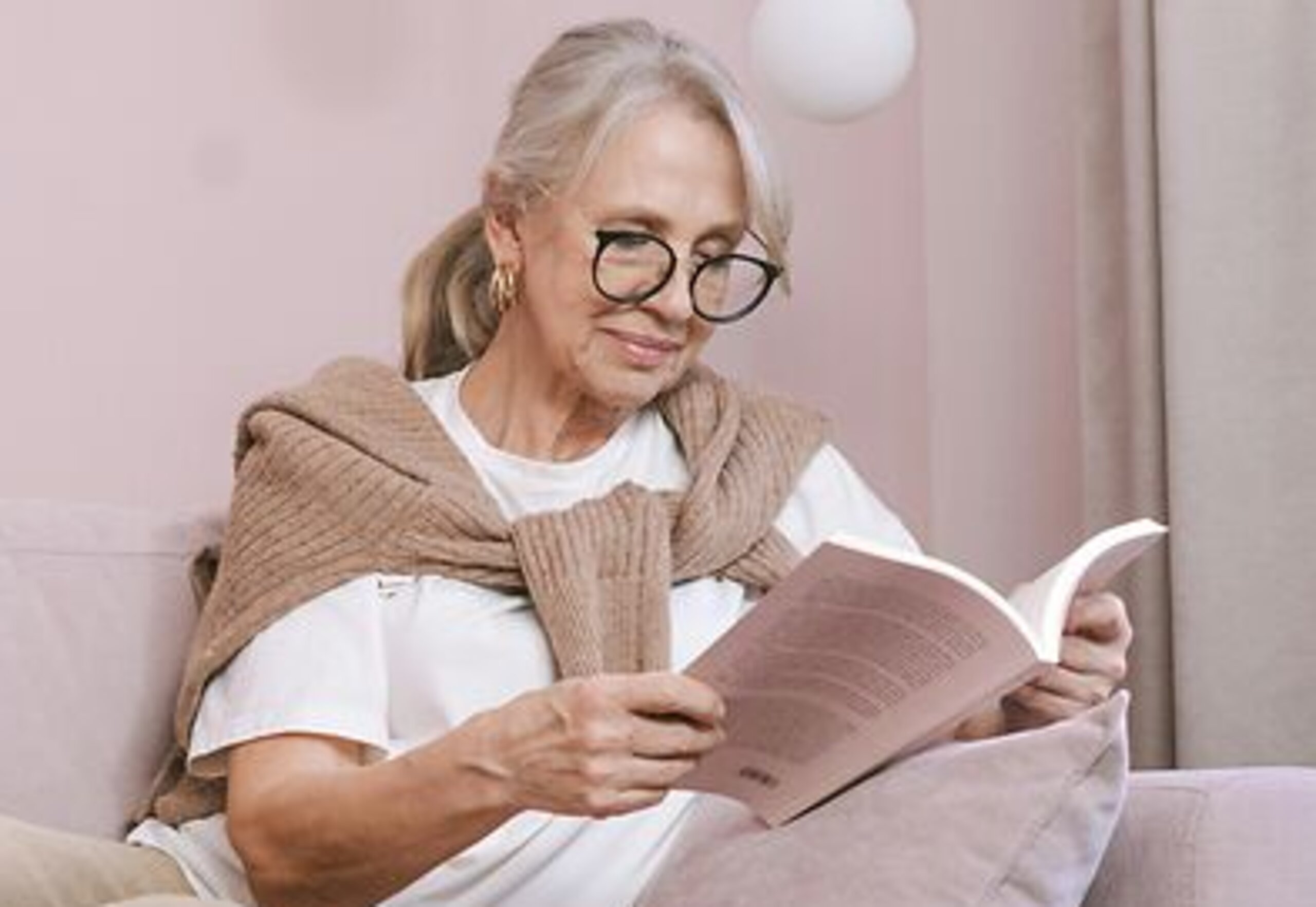 Frau ließt ein Buch.