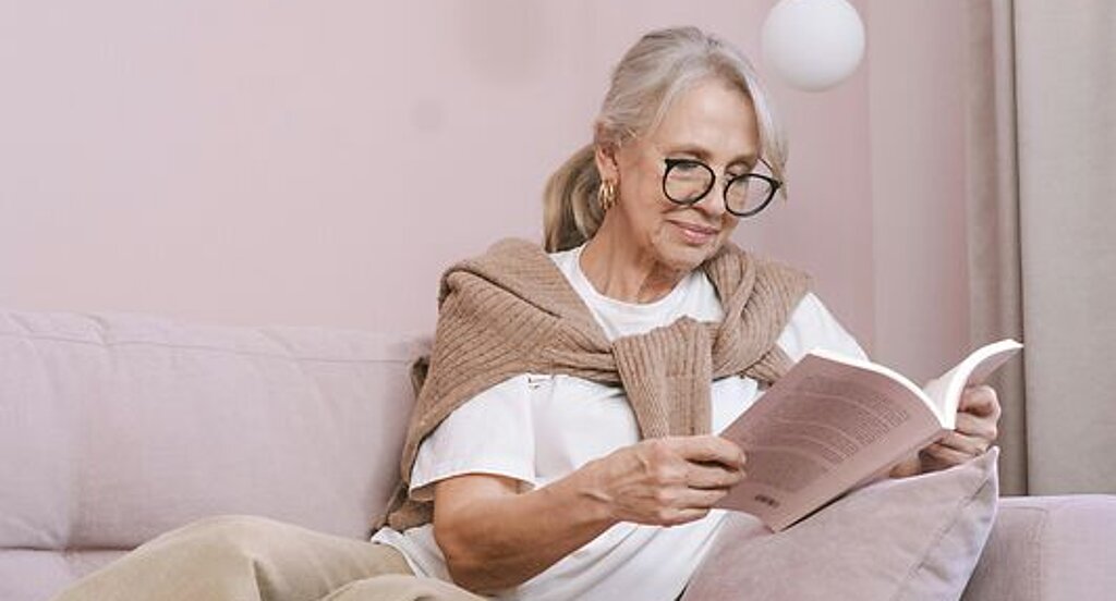Frau ließt ein Buch.